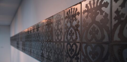 Cristina Piffer explora las memorias silenciadas de la Argentina en su nueva exposición en MUNTREF