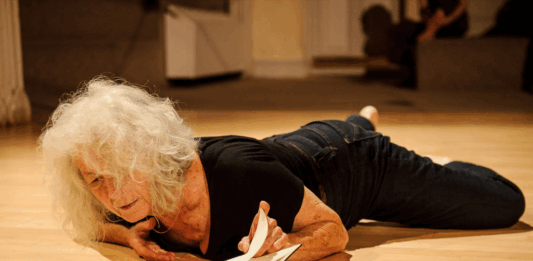 Murió Simone Forti, la artista que cambió para siempre la relación entre el cuerpo y la performance