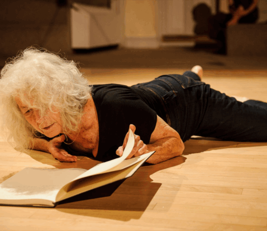 Murió Simone Forti, la artista que cambió para siempre la relación entre el cuerpo y la performance