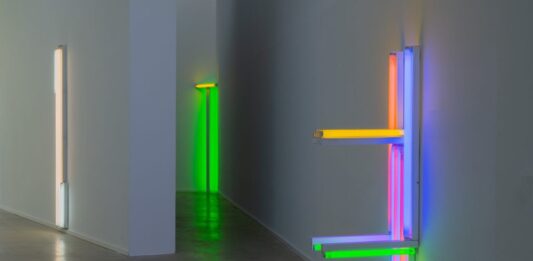 La luz según Dan Flavin: una muestra recorre la revolución del minimalismo