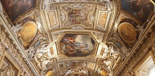 La Galería de Apolo del Louvre reabre sin las joyas tras el espectacular robo