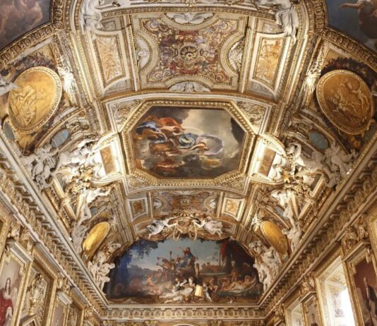 La Galería de Apolo del Louvre reabre sin las joyas tras el espectacular robo