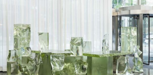 Récord de subasta para Frank Gehry: Icehenge se vende por 243.200 dólares