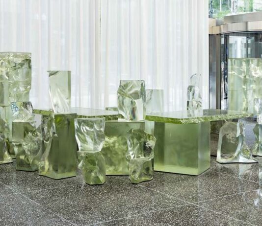 Récord de subasta para Frank Gehry: Icehenge se vende por 243.200 dólares