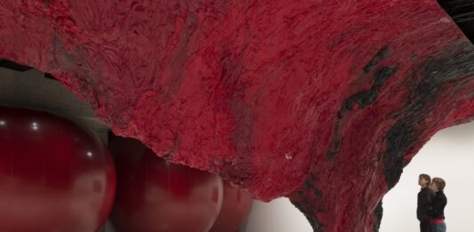 Precipitarse dentro del color. Anish Kapoor reinventa los espacios de la Hayward Gallery de Londres