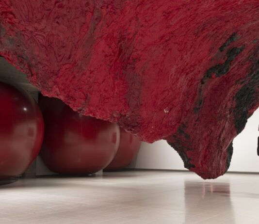 Precipitarse dentro del color. Anish Kapoor reinventa los espacios de la Hayward Gallery de Londres