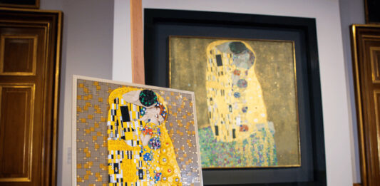 LEGO rinde homenaje a Gustav Klimt: llega el set dedicado a El beso