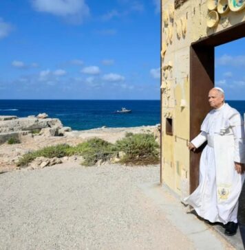 La Puerta de Europa de Mimmo Paladino: la historia de la obra atravesada por el papa León XIV en Lampedusa