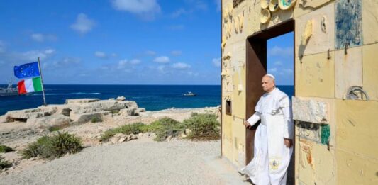 La Puerta de Europa de Mimmo Paladino: la historia de la obra atravesada por el papa León XIV en Lampedusa