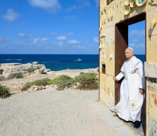 La Puerta de Europa de Mimmo Paladino: la historia de la obra atravesada por el papa León XIV en Lampedusa