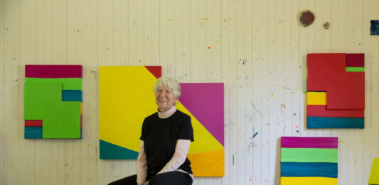 Adiós a Mary Heilmann, la pintora que transformó la abstracción en un juego de formas y colores