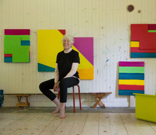 Adiós a Mary Heilmann, la pintora que transformó la abstracción en un juego de formas y colores