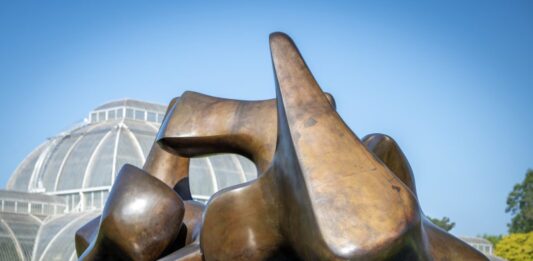 Henry Moore entre los árboles: Kew Gardens de Londres presenta su mayor exposición al aire libre