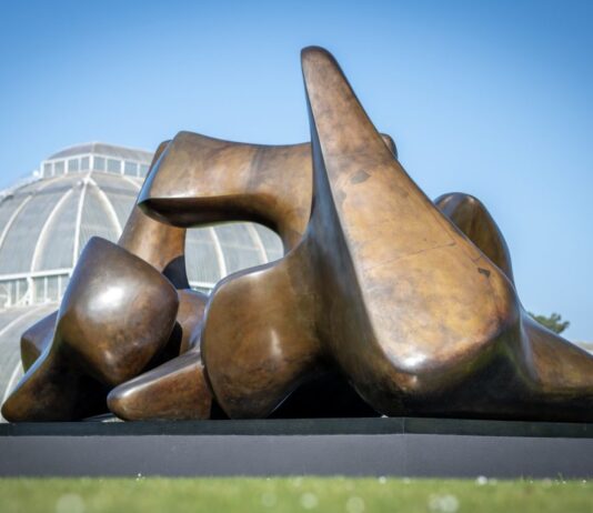Henry Moore entre los árboles: Kew Gardens de Londres presenta su mayor exposición al aire libre
