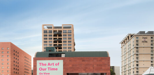 Jonathan Abbott es el nuevo director del MOCA de Los Ángeles: de los medios públicos al arte contemporáneo, esta es su historia