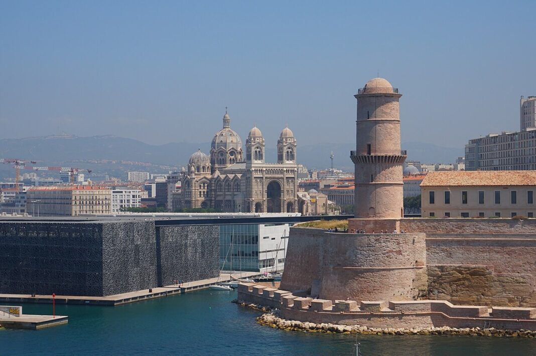 Mucem_et_Cathédrale_Sainte-Marie-Majeure_de_Marseille