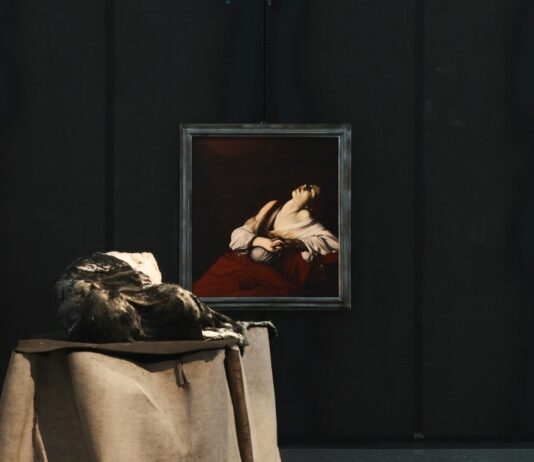 Caravaggio y Berlinde De Bruyckere en Berlín: un diálogo de luz y carne