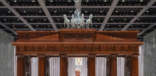 La noche oscura de Maurizio Cattelan en Berlín