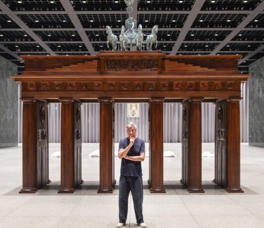 La noche oscura de Maurizio Cattelan en Berlín