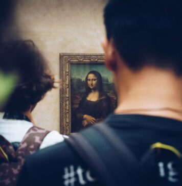 Exponen sin permiso junto a la Mona Lisa: dos artistas arrestados en el Louvre