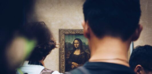 Exponen sin permiso junto a la Mona Lisa: dos artistas arrestados en el Louvre