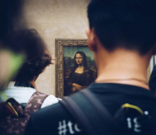 Exponen sin permiso junto a la Mona Lisa: dos artistas arrestados en el Louvre