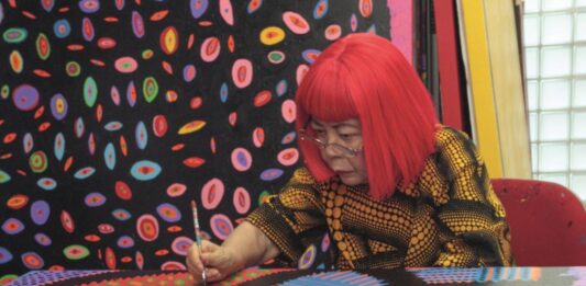 ¿Yayoi Kusama se vendió? Cuando la vanguardia se convierte en un logo