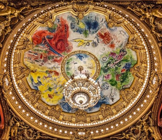 El techo de Chagall en la Opéra Garnier sigue dividiendo a París, más de 60 años después
