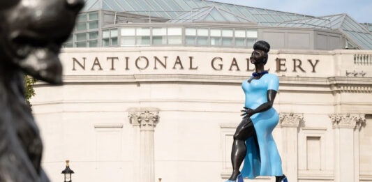 La monumental Lady in Blue de Tschabalala Self llega al Fourth Plinth de Londres