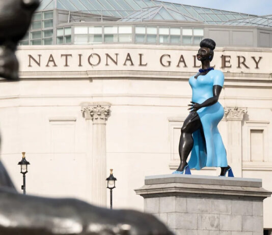 La monumental Lady in Blue de Tschabalala Self llega al Fourth Plinth de Londres