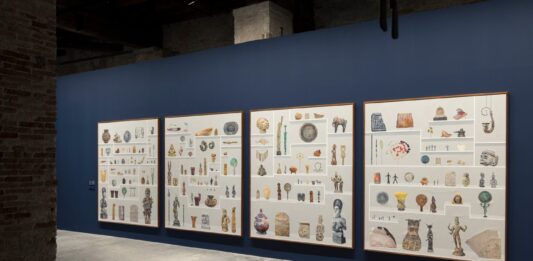 ¿Quiénes escriben las narrativas de los objetos culturales? Gala Porras-Kim de Artes Aplicadas en la Bienal De Venecia