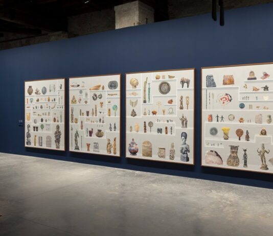 ¿Quiénes escriben las narrativas de los objetos culturales? Gala Porras-Kim de Artes Aplicadas en la Bienal De Venecia