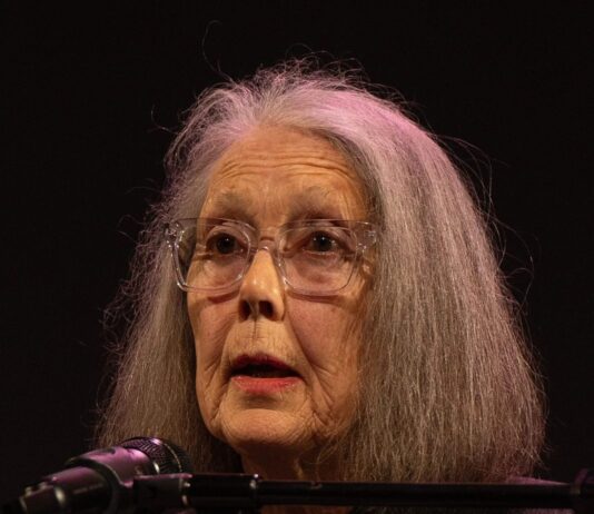 Premio Nobel para Anne Carson, la escritora que hace saltar por los aires los géneros literarios