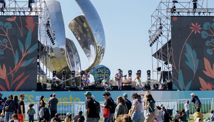 Fiesta Floralis BAhttps://www.exibart.ar/repository/media/formidable/11/img/f81/469416887_18378950245099172_1338745031260362263_n.jpg